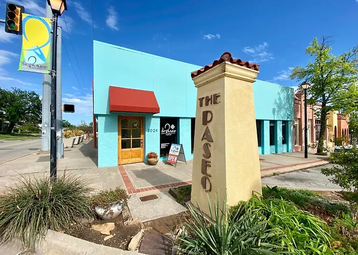 Cozy & Comfy - Few Blocks Away From Plaza District