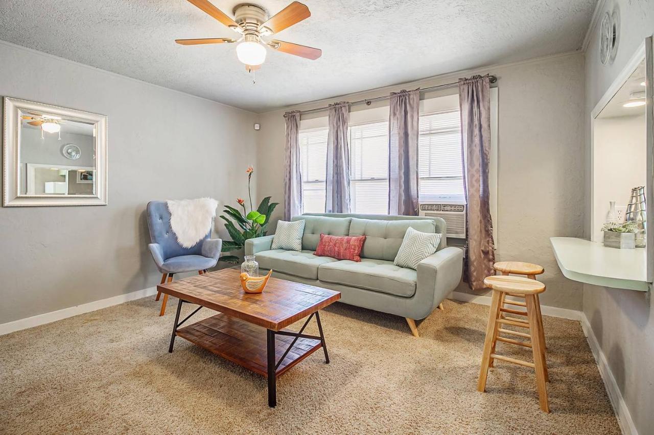 Apartment Cozy & Comfy - Few Blocks Away From Plaza District *