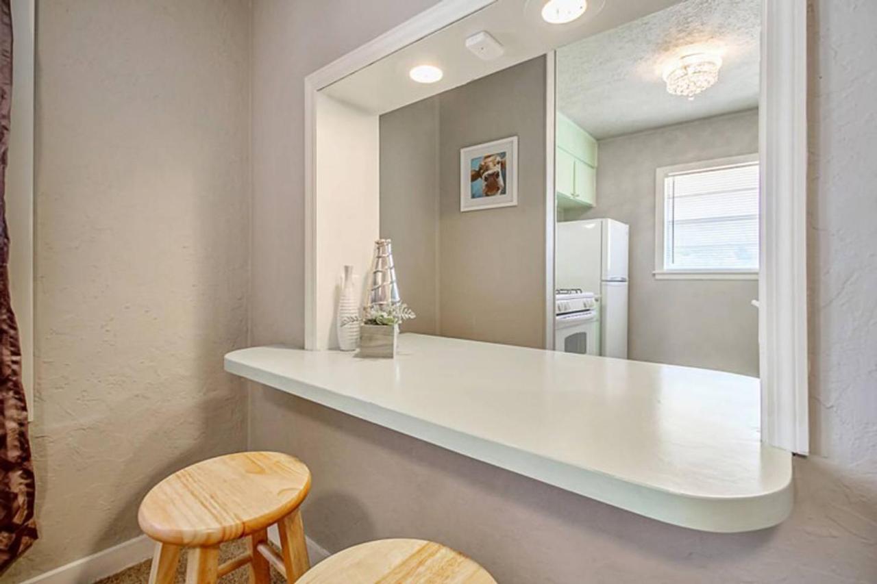 Apartment Cozy & Comfy - Few Blocks Away From Plaza District *