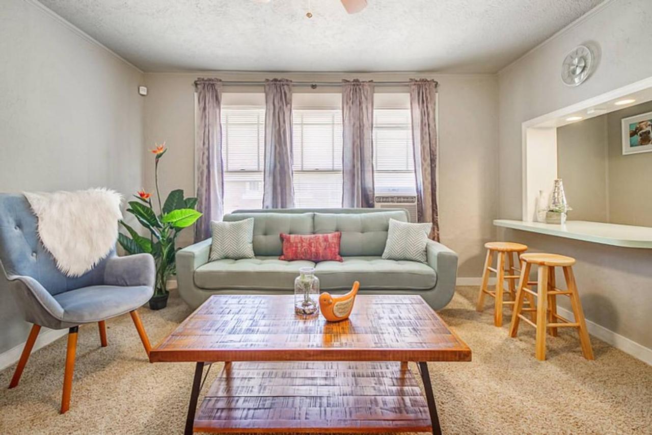 Cozy & Comfy - Few Blocks Away From Plaza District